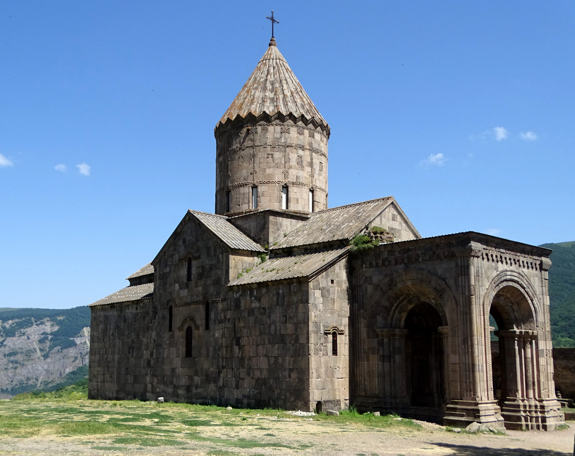 Tatev (Տաթևի վանք,Татев) (Photo license: CC BY 2.0)